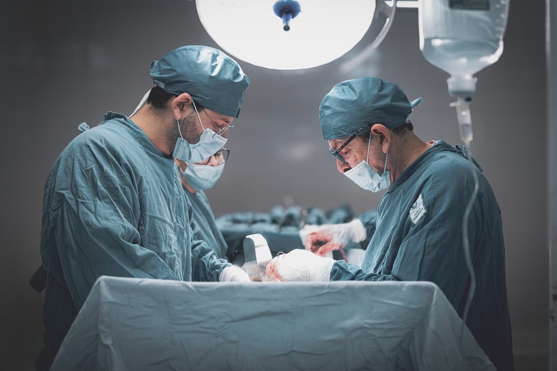 Equipo médico en cirugía en Clínica Quirúrgica Las Palmas
