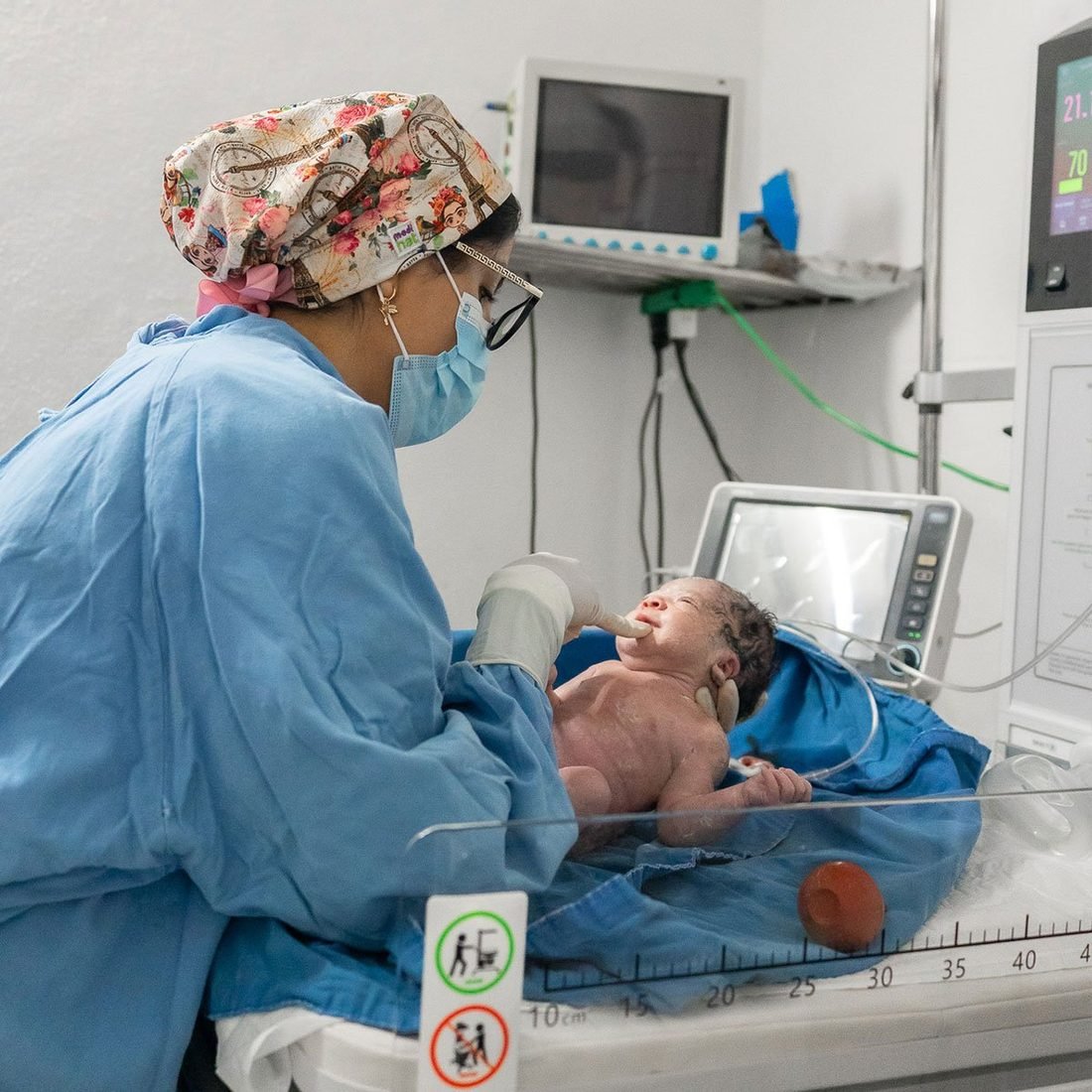 Recién nacido recibido por el equipo médico en sala de parto
